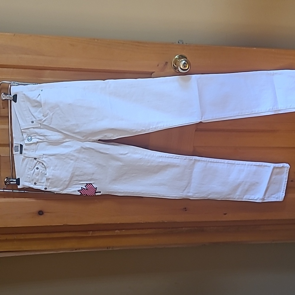 NWT  Levi's 502 Taper white team Canada jeans size 27 x 34